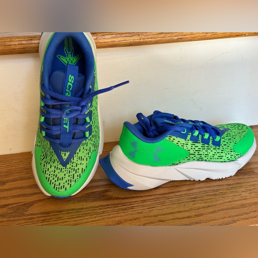 Boy’s tennis shoes. Green , size 3